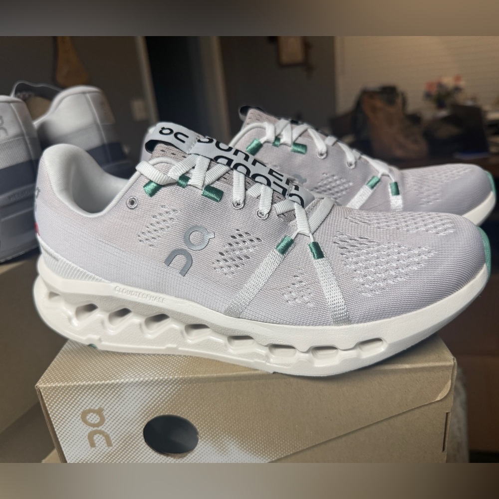 New in Box Women’s On Cloud Shoes Size 8.5 White n Green Cloudsurfer
